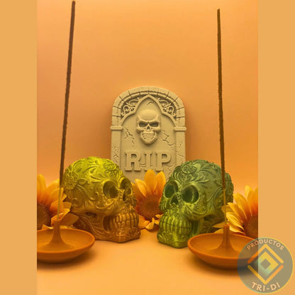 Pack Altar de Halloween - 1 Lápida, 2 Calaveras con diseño, 2 Porta Inciensos - Tri-Di Store