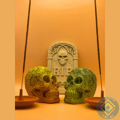 Pack Altar de Halloween - 1 Lápida, 2 Calaveras con diseño, 2 Porta Inciensos - Tri-Di Store